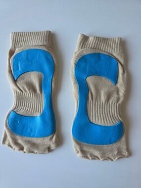 NWOT ~ Women's Beige Low-Cut Grip Feet Socks with Blue Non-Slip Pads ~ O/S